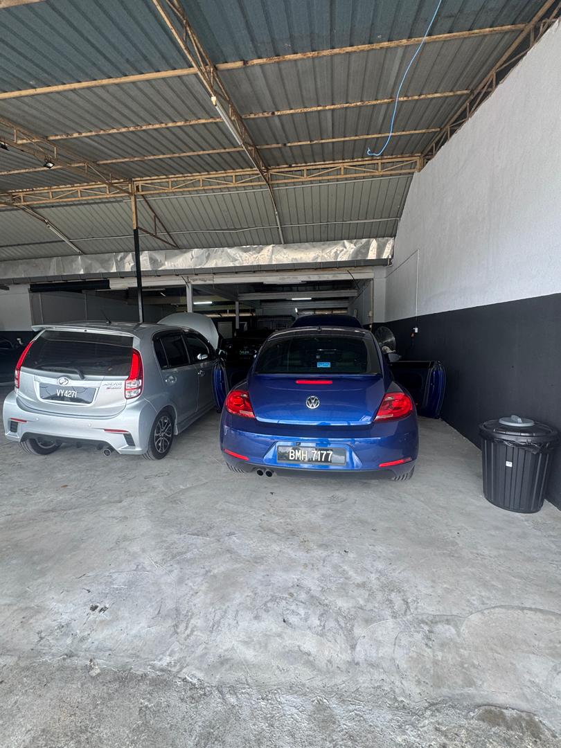 Kereta import di bengkel
