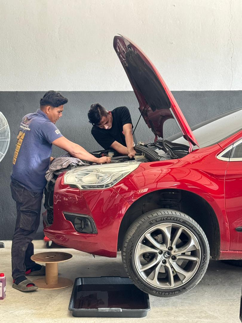 Kereta import di bengkel