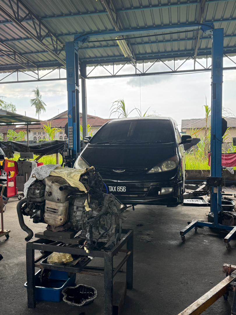 Kereta import di bengkel