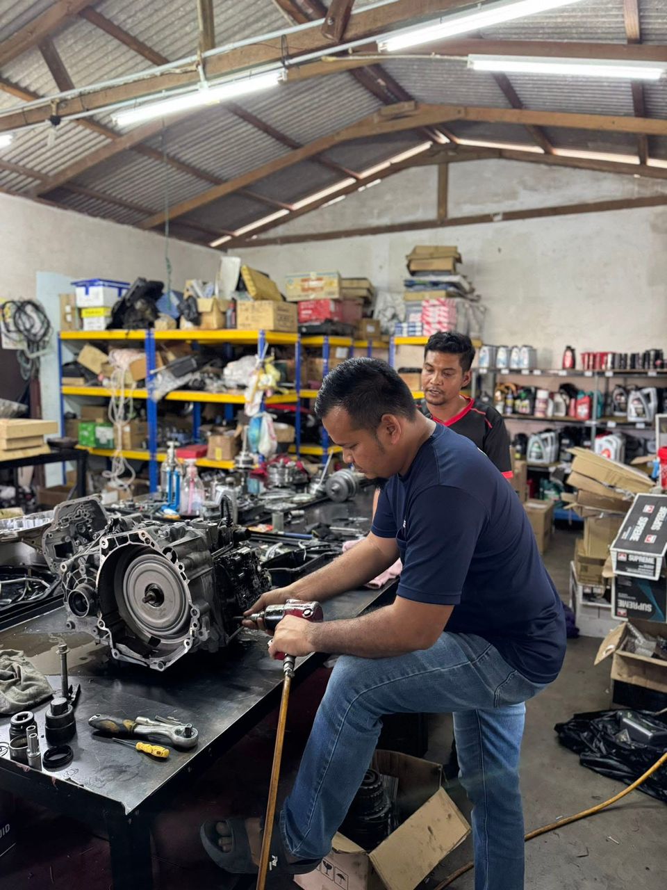 Kereta import di bengkel