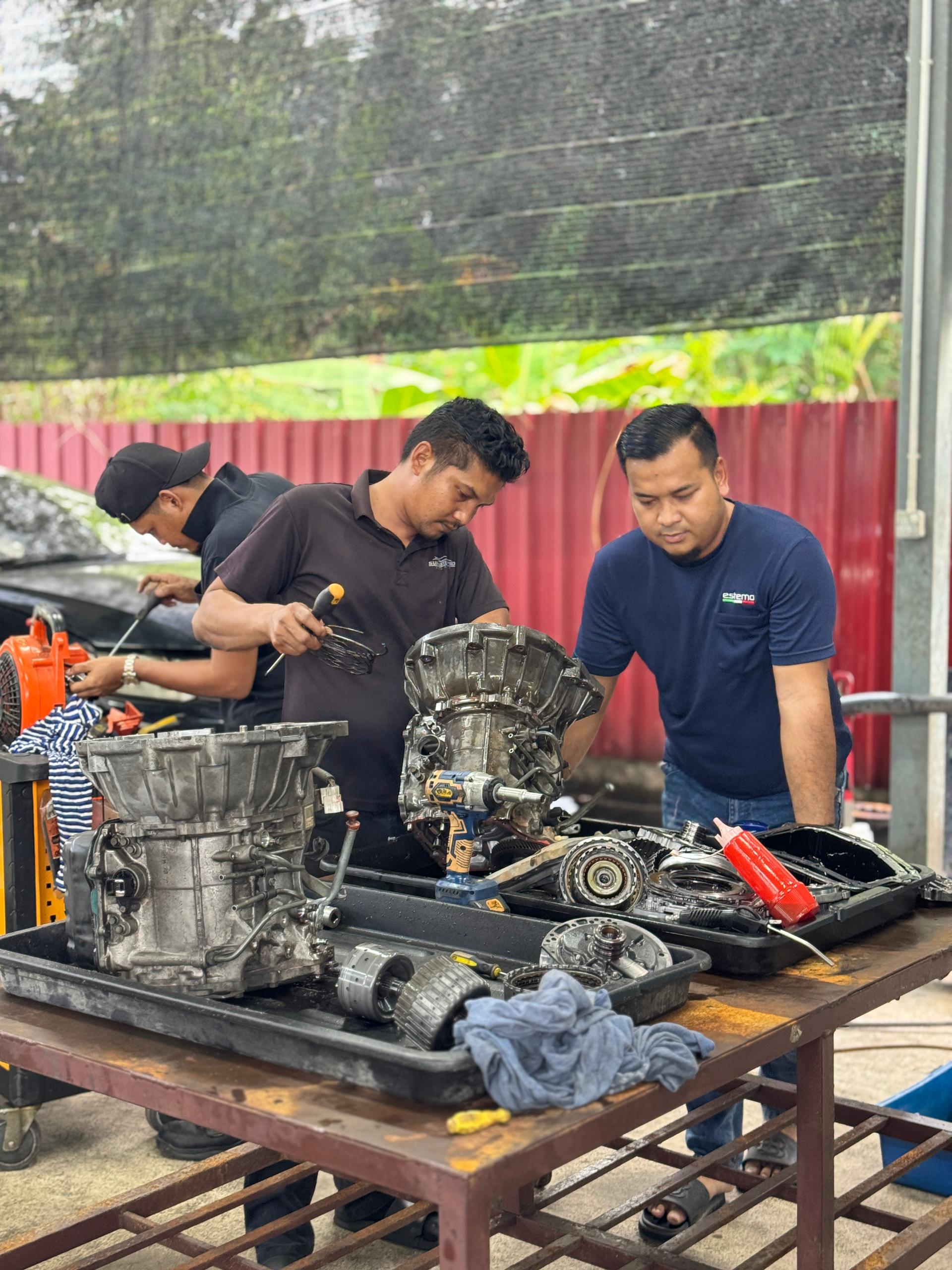 Kereta import di bengkel