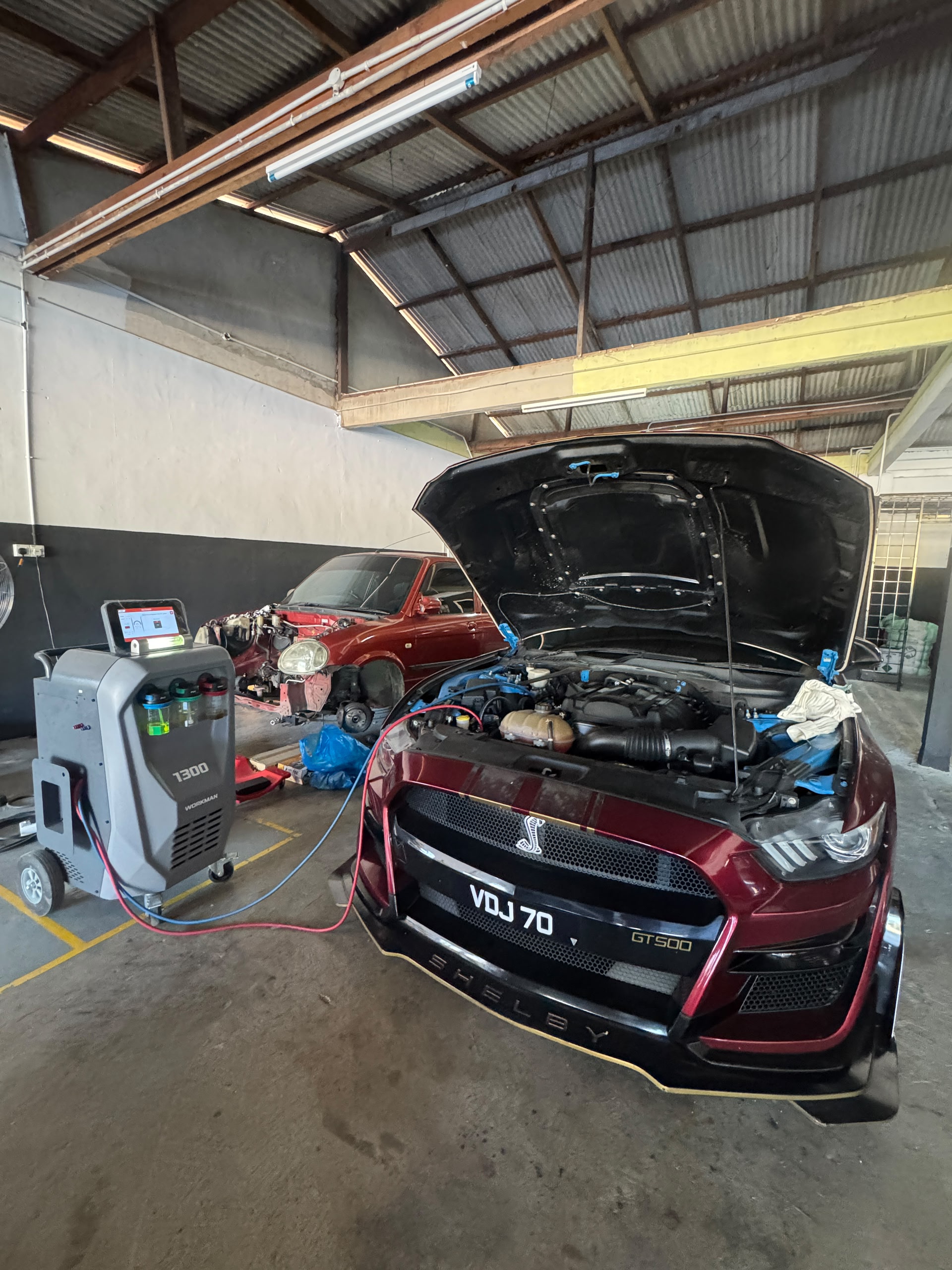 Kereta import di bengkel